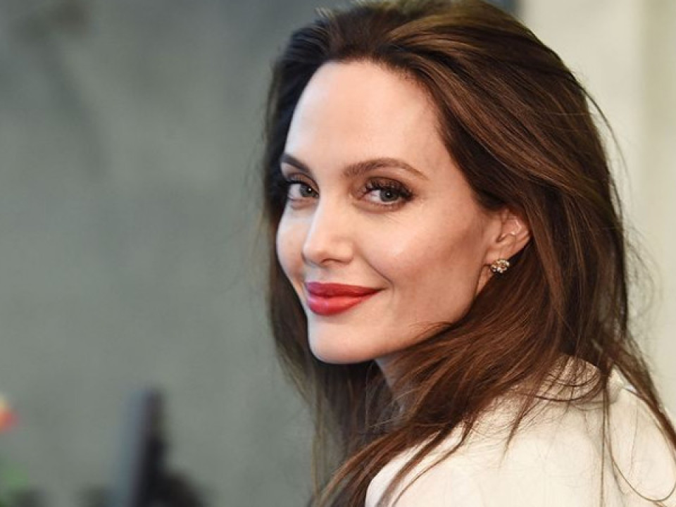 WOW! Uite ce rochie de zeiță a purtat Angelina Jolie la premiera filmului „Maleficent: Mistress Of Evil”