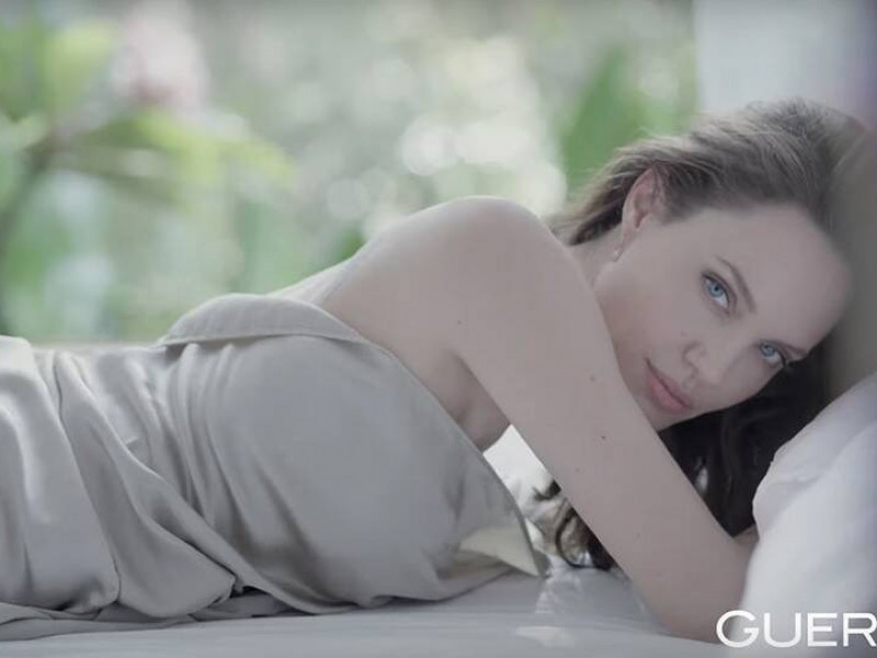 Angelina Jolie continuă să cucerească în stilul ei seducător