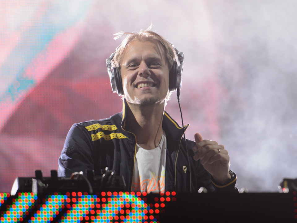 VIDEO | Armin Van Buuren ne surprinde din nou! Uite cum a mixat cu capul în jos!