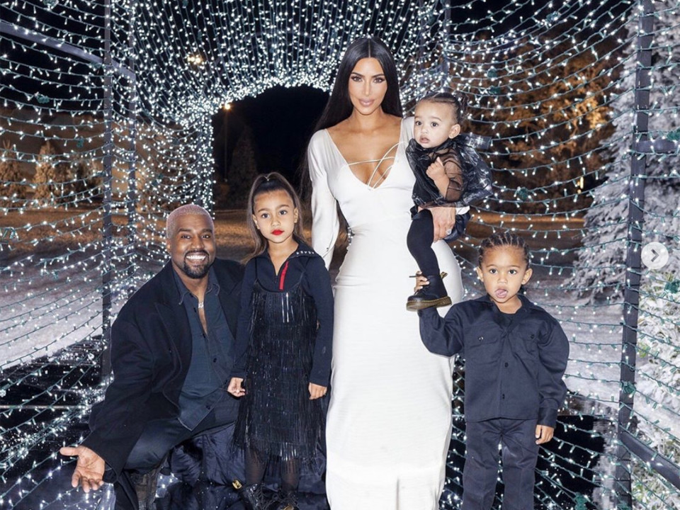 Kim Kardashian are cele mai ciudate decorațiuni de Crăciun! Cum arată casa vedetei!