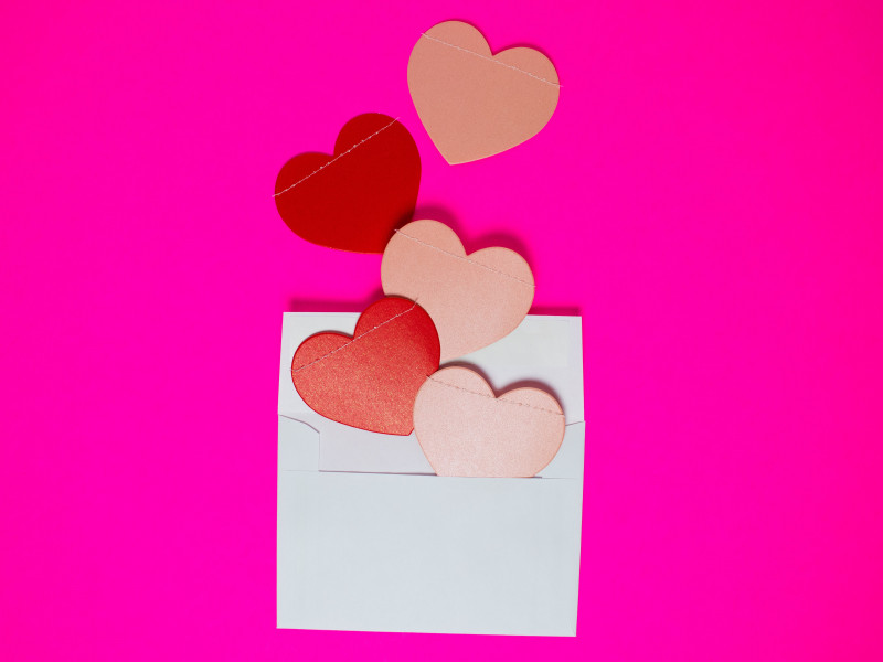 6 idei de cadouri speciale oferite de Ziua Îndrăgostiților pentru El și Ea