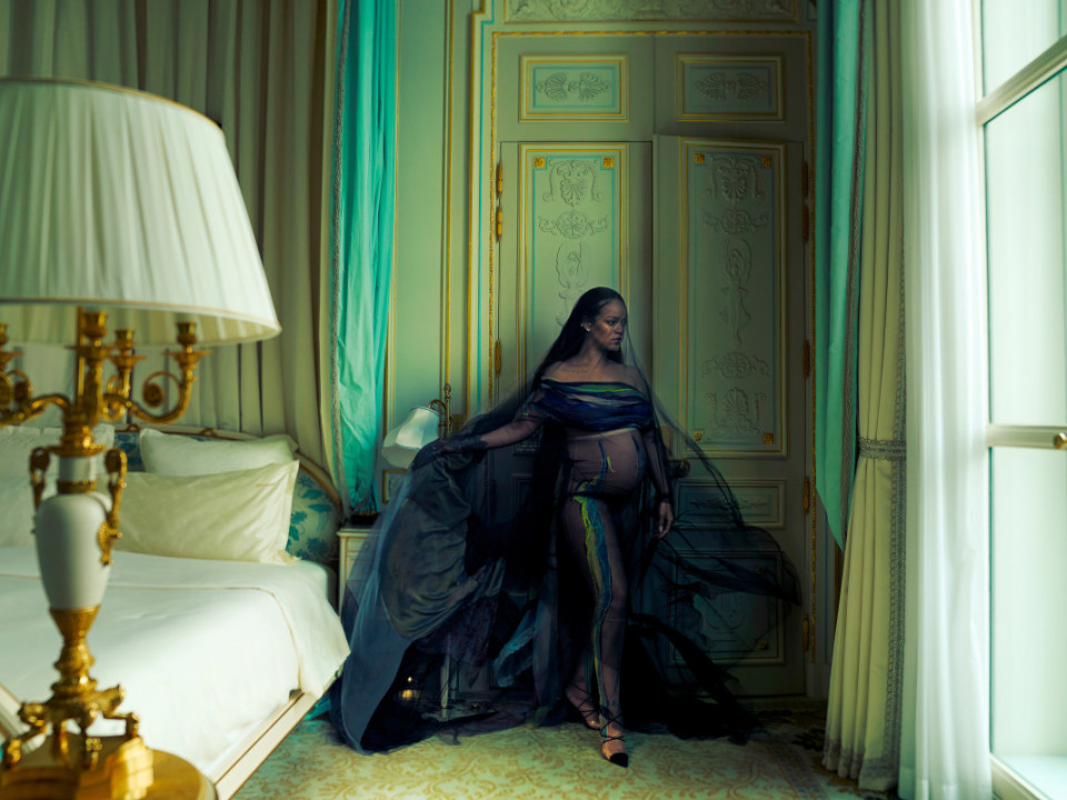 Rihanna adoră să fie însărcinată. Artista este spectaculoasă într-un pictorial semnat Vogue