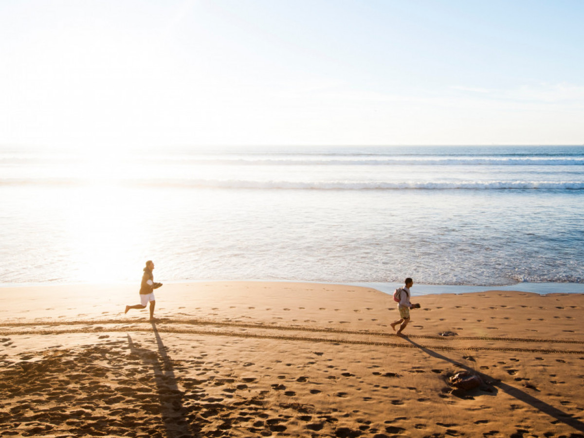 Ce se întâmplă în corpul tău atunci când alergi pe nisip - care sunt beneficiile și de ce ar trebui să alergi mai des pe plajă