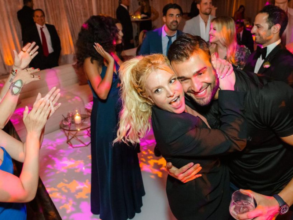 Britney Spears s-a căsătorit. Imagini de la nunta artistei cu Sam Asghari