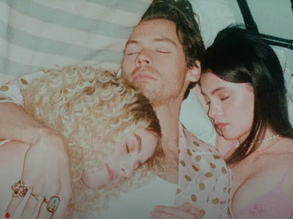 În noul clip Harry Styles dă o petrecere în pijamale, „Late Night Talking”