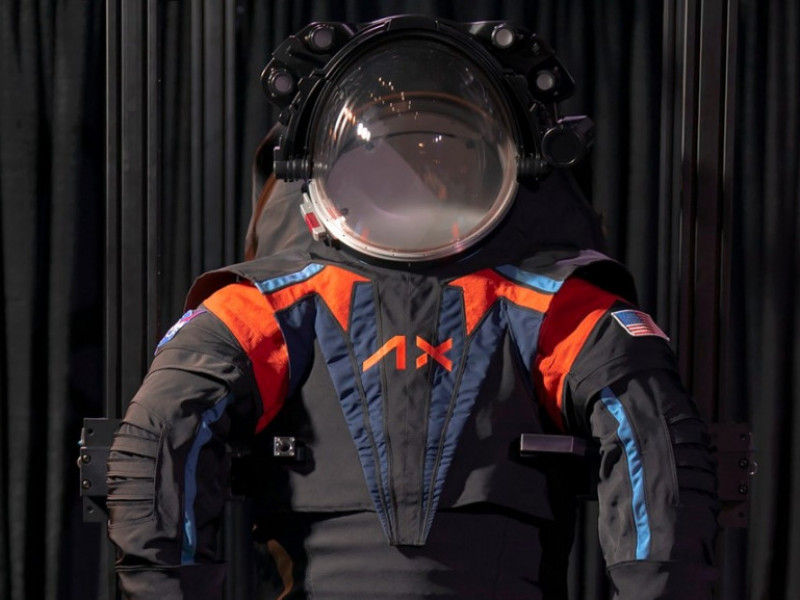 Cum arată noul costum pe care astronauții NASA îl vor purta pe Lună