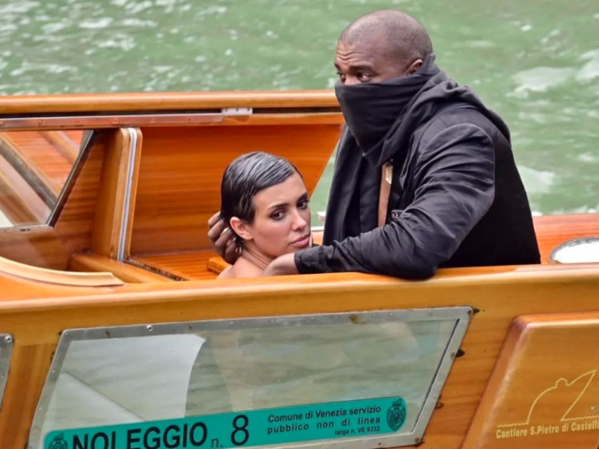 Kanye West și Bianca Censori „interziși pe viață” de o companie de transport pe apă din Veneția, pentru expunere indecentă